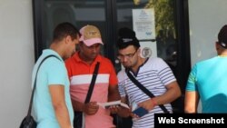 Cubanos revisan en Panamá sus boletos para viajar a México