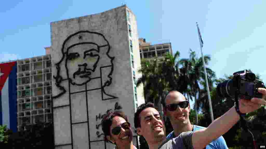 Turistas se toman fotos en la Plaza de la Revolución de La Habana.