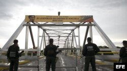 . Fotografia cedida hoy, miércoles 16 de septiembre de 2015, por prensa de Vicepresidencia de Venezuela donde se observa a miembros de la Fuerzas Armadas Bolivarianas de Venezuela custodiar el puente fronterizo entre Colombia y Venezuela sobre el rio Arau