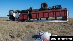 Camión de transporte de pasajeros accidentado en Camaguey