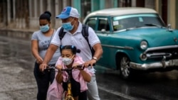 Una familia se traslada en bicicleta por una calle de La Habana. (AP/Ramón Espinosa)