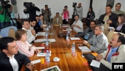 Vista general de los integrantes del grupo negociador de la guerrilla Colombiana de las Fuerzas Armadas Revolucionarias de Colombia (FARC) en el marco de la Mesa de Conversaciones entre el Gobierno y las FARC. Habana Cuba