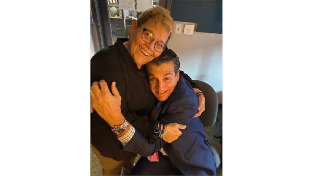 Cristina Sansón, en abrazo con Ricardo Quintana.