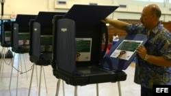 Funcionario del Departamento de Elecciones en Miami-Dade ubica las máquinas de votación en Miami, Florida (EE UU).