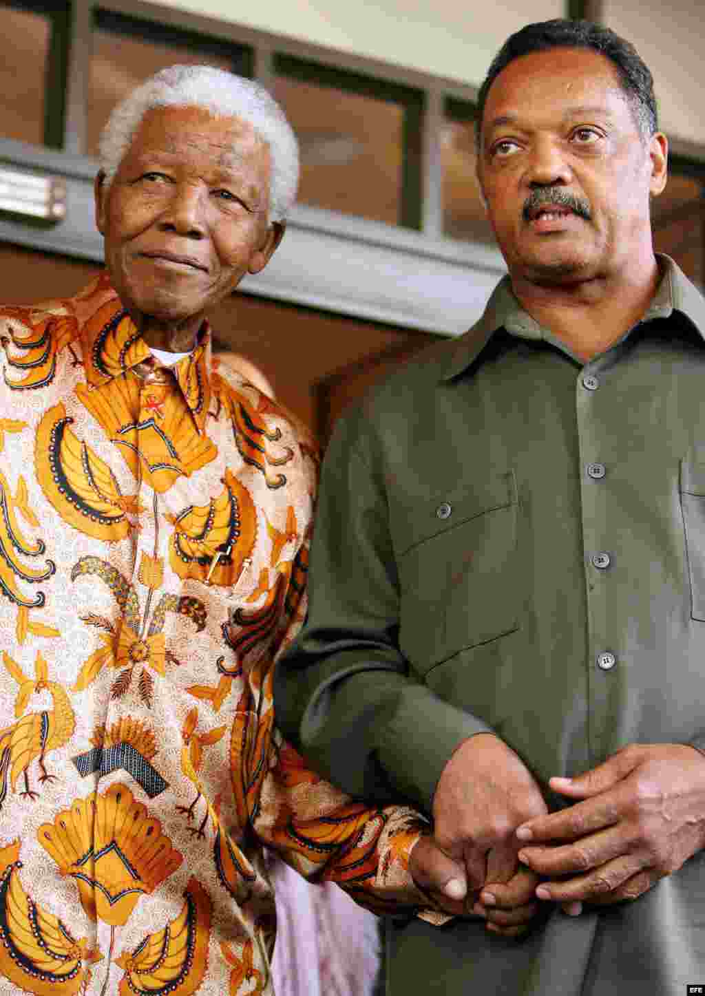 Nelson Mandela (i) junto al activista estadounidense Jesse Jackson (d), durante una reunión en Johannesurgo (Sudáfrica). Fotografía de archivo del 26 de octubre de 2005 del Premio Nobel de Paz sudafricano.