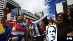  Un centenar de manifestantes se congregaron a las afueras de la embajada de Reino Unido en Quito (Ecuador), para pedir al Gobierno de Londres que entregue un salvoconducto al fundador de WikiLeaks, Julian Assange. 