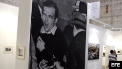 Un visitante observa fotografías, incluyendo la famosa imagen de Robert H. Jackson "Jack Ruby le dispara a Lee Harvey Oswald.