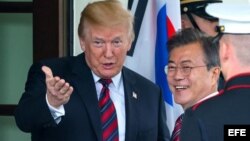 Los presidentes Donald Trump y Moon Jae-in, de Corea del Sur, saludan en reunión en La Casa Blanca.
