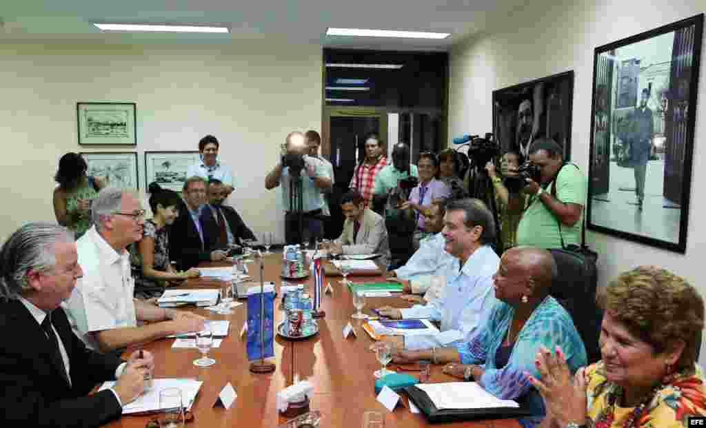 El director general para América del Servicio Europeo de Acción Exterior, Christian Leffle (2i), se reúne con el vicecanciller cubano, Abelardo Moreno (3d), en la Cancillería cubana, en La Habana (9 de septiembre, 2015).