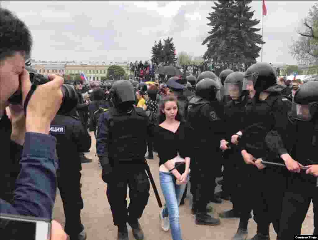 Joven arrestada en Rusia el 12 de junio del 2017.