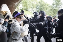 Manifestantes y policías pelean en una manifestación en Hamburgo (Alemania).