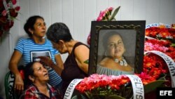 Familiares se despiden de Yunaisi Pelegrino, víctima del accidente aéreo en Cuba.