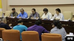 Fotografía de archivo de integrantes de las FARC, durante una conferencia de prensa el jueves 6 de septiembre de 2012, en La Habana (Cuba).