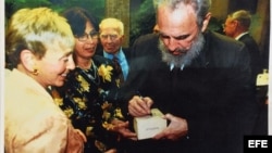Fidel Castro firmando una caja de puros en marzo de 2002 a la activista y filántropa estadounidense de origen húngaro Eva Haller.