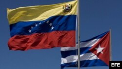 ARCHIVO. Las banderas de Cuba y Venezuela en la inauguración de los trabajos de instalación del cable de fibra óptica que aspira a convertirse en un sistema de comunicaciones independiente en la zona del Caribe.