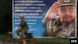  Un campesino pasea en bicicleta junto a un cartel con la imagen del presidente cubano Raúl Castro. en la provincia de Artemisa, Cuba.