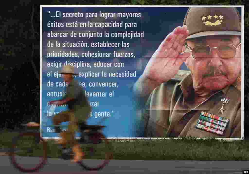  Un campesino pasea en bicicleta junto a un cartel con la imagen del presidente cubano Raúl Castro. en la provincia de Artemisa, Cuba.