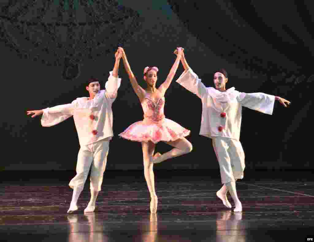 Tres de los ocho bailarines cubanos que debutaron en Miami con el Ballet Clásico Cubano.