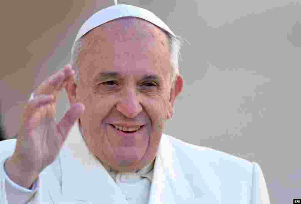 El papa Francisco bendice a los fieles.
