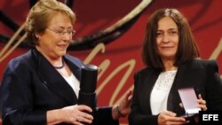 Reina María Rodríguez recibe de manos de la presidenta chilena, Michelle Bachelet, el Premio Iberoamericano de Poesía Pablo Neruda.