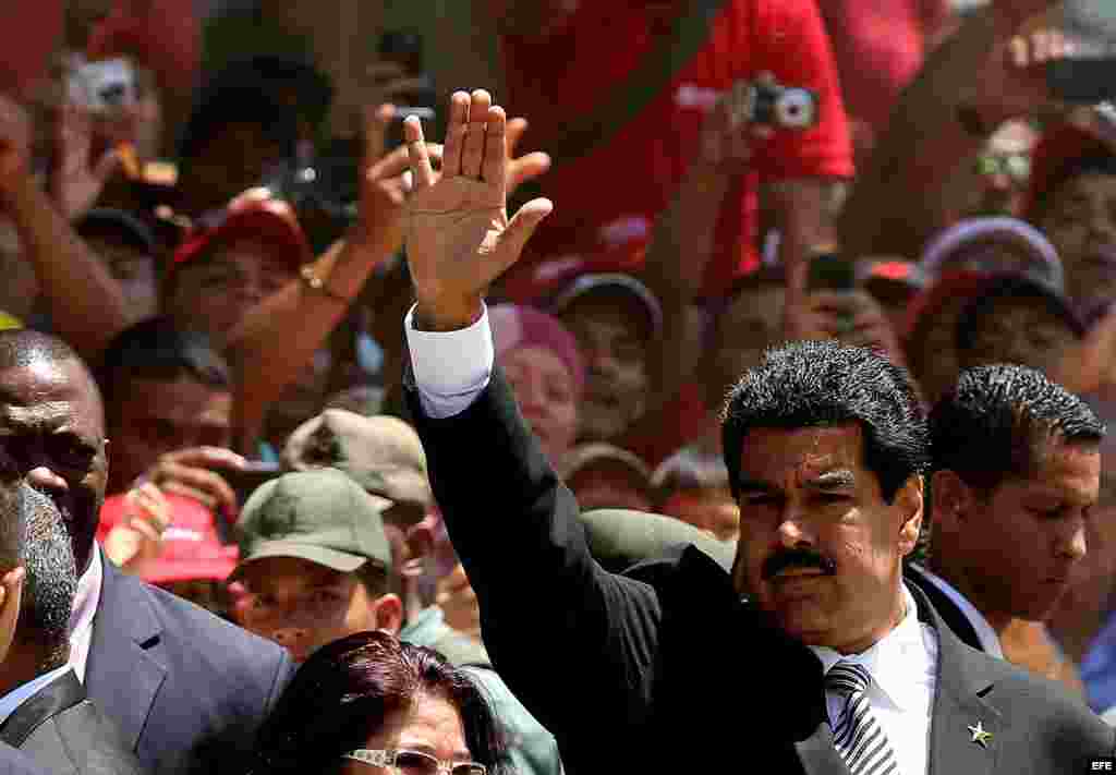 CAR612. CARACAS (VENEZUELA), 08/03/2013.- El vicepresidente de Venezuela, Nicolás Maduro, saluda al salir del funeral de Estado del presidente venezolano, Hugo Chávez, hoy, viernes 8 de marzo de 2013, en la Academia Militar de Caracas (Venezuela). Una tre