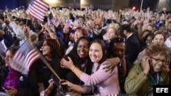 Seguidores de Barack Obama celebran tras los resultados de las elecciones presidenciales.