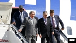 Raúl Castro (2i), desciende del avión presidencial. Archivo.