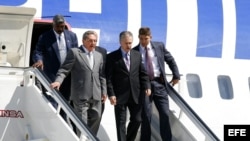 Raúl Castro (2I), desciende de su avión.