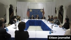 El asesor principal del presidente Barack Obama para la política hacia Cuba, Ben Rhodes, durante su reunión con representantes de la sociedad civil de la Isla. (14ymedio)