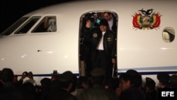Archivo - Evo Morales sale de su avion presidencial e