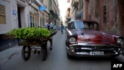 Un vendedor de verduras en una calle de La Habana.