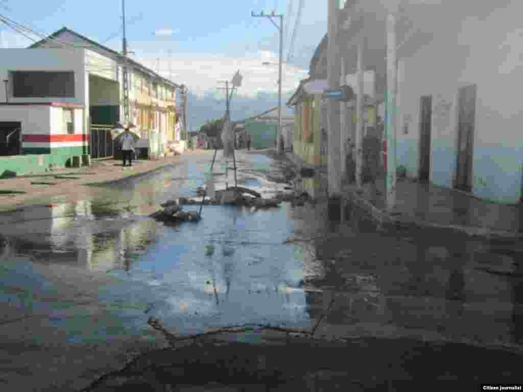 Grandes salideros de agua en el poblado de Vueltas