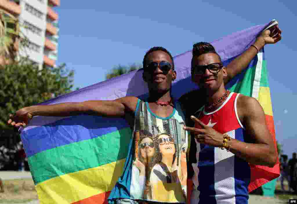 Cientos de personas con música, plumas y lentejuelas de todos los colores participan en una conga por los derechos LGTBI, en la 9 jornada contra la homofobia y la transfobia en La Habana, Cuba.