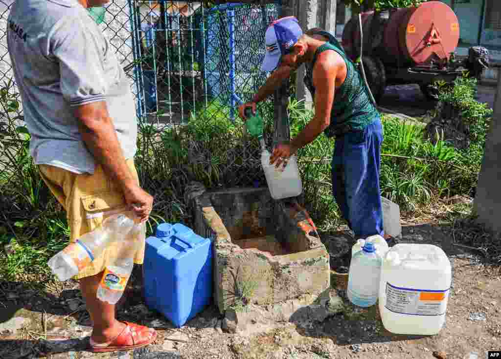 Casi el 70% de los cubanos no cuenta con suministro permanente de agua.&nbsp;&nbsp;AFP PHOTO/YAMIL LAGE
