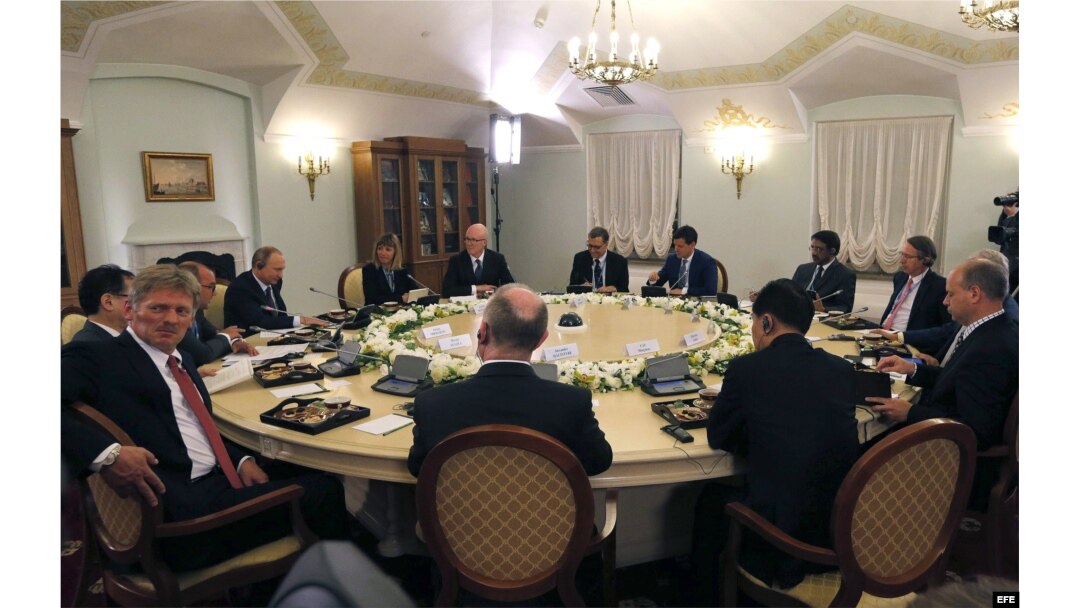 Putin y los presidentes de las doce mayores agencias de noticias mundiales durante la entrevista.