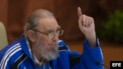 Raúl Castro escucha a su hermano Fidel durante el VII Congreso del Partido Comunista de Cuba.