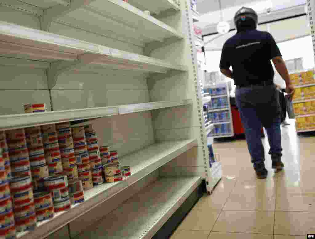 Un cliente recorre un pasillo con estanter&iacute;as desabastecidas en un supermercado hoy, viernes 1 de febrero de 2013, en Caracas (Venezuela). 