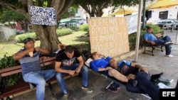Un grupo de cubanos asilados desde septiembre pasado en Panamá participa el lunes 24 de febrero de 2014 en una protesta frente a la Cancillería panameña. Los asilados denuncian el estado de indefensión en el que dicen encontrarse.