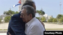 El candidato presidencial argentino Daniel Scioli y el general Raúl Castro se abrazan efusiva y emocionadamente en La Habana.