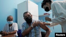 Un hombre es vacunado contra el COVID-19 en un consultorio médico de La Habana. REUTERS/Alexandre Meneghini