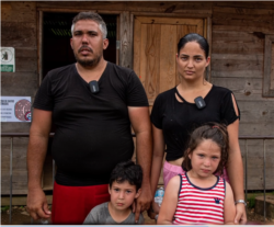 Familia de cubanos en el campamento de Lajas Blancas, en la selva panameña.
