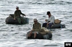 Varios pescadores a bordo de neumáticos de camión.