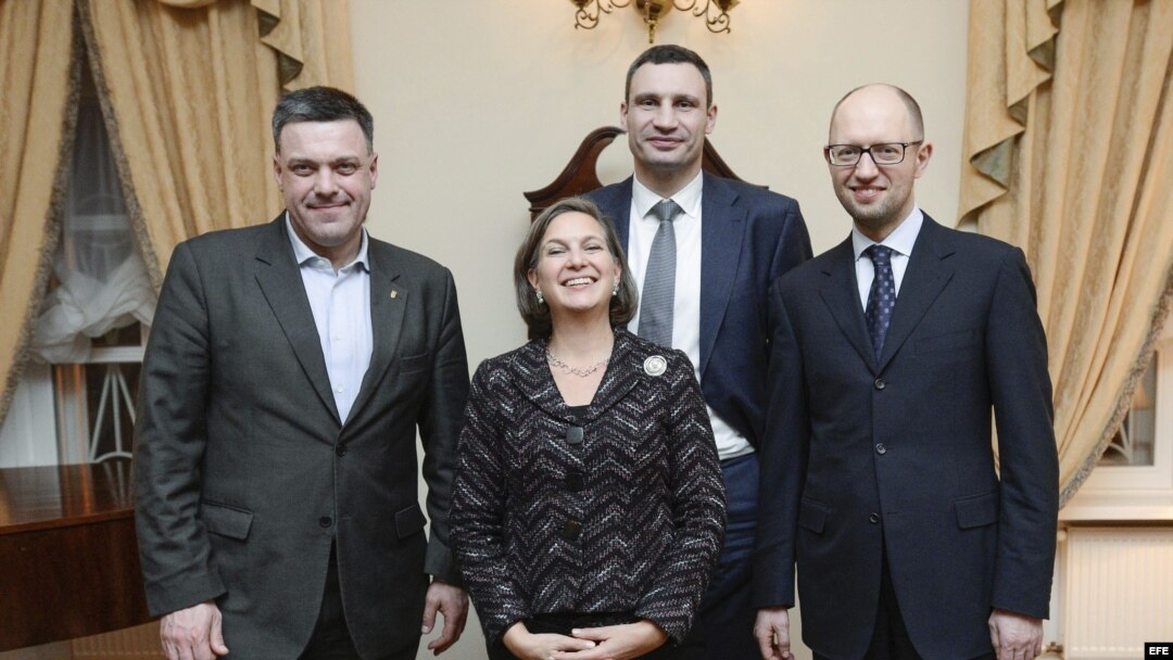La secretaria de Estado adjunta de EE.UU. para Asuntos Europeos, Victoria Nuland (centro), con líderes de la oposición Vitaliy Klitschko (2ºdcha), Arseniy Yatsenyuk (dcha) y Oleh Tyagnybok (izda) en Kiev (Ucrania).