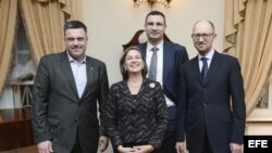 La secretaria de Estado adjunta de EE.UU. para Asuntos Europeos, Victoria Nuland (centro), con líderes de la oposición Vitaliy Klitschko (2ºdcha), Arseniy Yatsenyuk (dcha) y Oleh Tyagnybok (izda) en Kiev (Ucrania).
