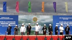 El ministro de Comercio Exterior e Inversiones de Cuba, Rodrigo Malmierca (C), participa en la inauguración de la construcción del Parque Industrial ViMariel en Mariel, provincia de Artemisa, Cuba, el 28 de noviembre de 2018.