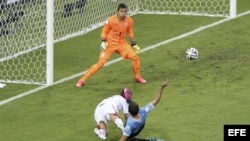 El defensa costarricense Oscar Duarte (i) remata para marcar el segundo gol ante el guardameta uruguayo Fernando Muslera (i), durante el partido Uruguay-Costa Rica, del Grupo D del Mundial de Fútbol de Brasil 2014.