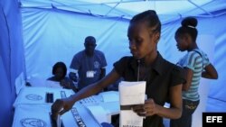 Una mujer ejerce su derecho al voto un centro de votación para elegir a su próximo presidente en la ciudad de Puerto Príncipe.