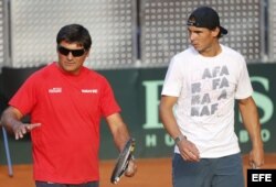 El tenista Rafael Nadal con su entrenador, Toni Nadal, durante un entrenamiento en 2013.