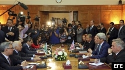  El secretario de Estado de EE. UU., John Kerry (2º dcha), mantiene un encuentro con el secretario general de la Liga Árabe, Nabil al-Arabi (2º izq).