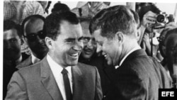 El derrotado candidato republicano a la presidencia Richard Nixon da la bienvenida en su casa de Cayo Vizcaíno (Florida) al entonces recién electo presidente John F. Kennedy